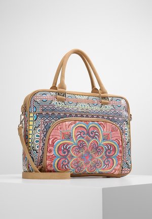 Sac rectangulaire à poignée tanné avec motifs floraux et géométriques colorés, poche avant zippée et bandoulière ajustable, posé sur une surface blanche.