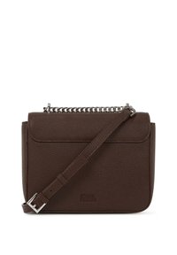 Borsa a tracolla in pelle marrone con finitura texturizzata, accentuata da una catena argentata, con tracolla regolabile e chiusura a patta con logo in rilievo.
