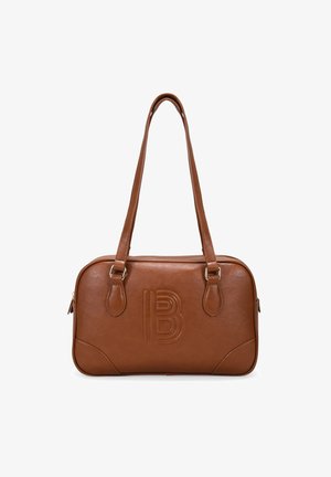 Bolso de cuero marrón con dos asas, logo 'B' en relieve, forma rectangular, costuras mínimas y bordes sutilmente redondeados.