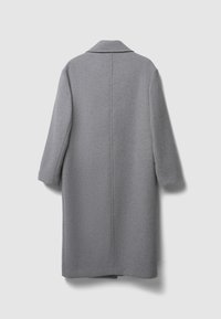 Cappotto grigio in lana con design strutturato, collo a rever e maniche a tre quarti. Texture piatta e linee pulite che enfatizzano la semplicità.