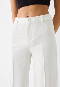 Bershka WIDE-LEG TAILORED - Housut - white