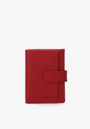 Portefeuille en cuir rouge avec une finition texturée, doté d'une fermeture à rabat et d'un logo en relief. Design compact adapté aux cartes et à l'argent.
