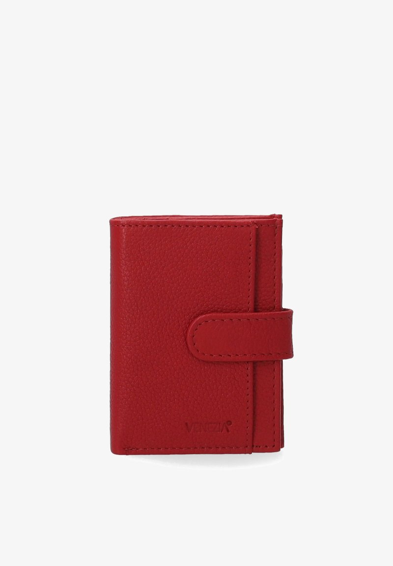Rote Lederbörse mit strukturiertem Finish, ausgestattet mit einem Klappenverschluss und geprägtem Logo. Kompakte Ausführung, geeignet für Karten und Bargeld.