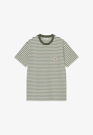 Camiseta de manga corta con rayas horizontales verdes y blancas, cuello redondo y un pequeño parche con el logo de Carhartt en el bolsillo izquierdo del pecho.