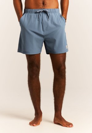 Lichtblauwe zwembroek met een elastische tailleband, verstelbare trekkoord, zijzakken en een klein merkembleem op de onderste zoom.