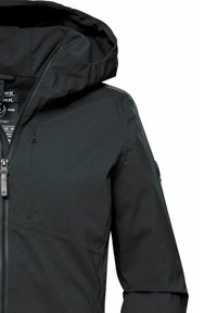 Chaqueta impermeable negra con capucha, cremallera frontal y un bolsillo en el pecho; cuenta con una textura suave y un diseño minimalista.