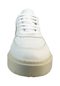 Białe skórzane sneakersy z okrągłym czubkiem, płaskimi białymi sznurówkami i teksturowaną beżową podeszwą platformową. Zawierają perforacje w okolicy palców oraz subtelny akcent designerski.