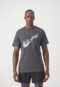Nike Performance TEE GYM KIT - T-skjorte til trening - anthracite