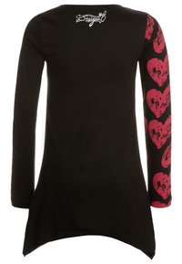 Czarny, długi rękaw top z czerwonymi wzorami serc na prawym rękawie oraz białym napisem "Desigual" na górze pleców.