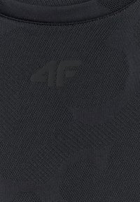 Tissu noir texturé avec un motif abstrait subtil et un logo noir mat "4F" imprimé près du centre supérieur.