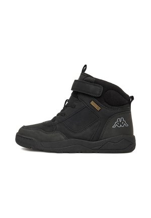 Sort højtop sneaker med velcrorem, snørebånd foran, polstret krave og logo på hælen, vist fra indersiden på hvid baggrund.