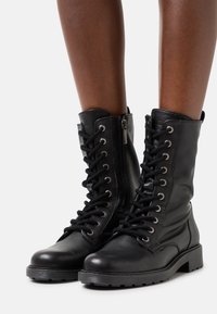Clarks Botines con cordones - black