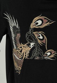 Hanorac negru cu un design brodat colorat de dragon și accente florale pe piept. Material moale cu o textură plăcută.