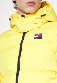 Tommy Jeans ALASKA  - Piumino - warm yellow