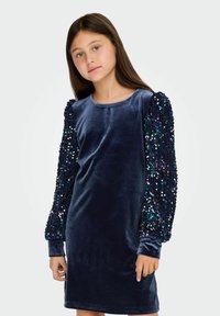 Granatowa aksamitna sukienka z długimi rękawami ozdobionymi kolorowymi cekinami, prosty fason i miękka tekstura. Elegancki krój z okrągłym dekoltem.