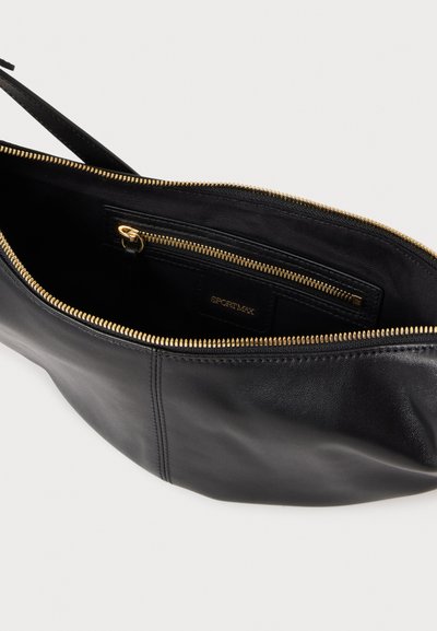 Sac à main en cuir noir ouvert pour montrer la fermeture éclair dorée et la poche intérieure zippée avec étiquette SPORTMAX.