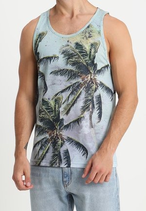 Koszulka bez rękawów z jasnoniebieskiego materiału w nadruk palm, okrągłym dekoltem i bezrękawowym krojem. Materiał wydaje się miękki i lekki.