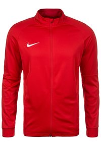 Rode sportieve jas gemaakt van gladde stof met een hoge kraag, volledige rits en wit Nike-logo op de linkerkant van de borst. Lange mouwen en een getailleerd ontwerp.