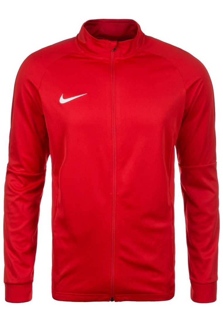 Rode sportieve jas gemaakt van gladde stof met een hoge kraag, volledige rits en wit Nike-logo op de linkerkant van de borst. Lange mouwen en een getailleerd ontwerp.