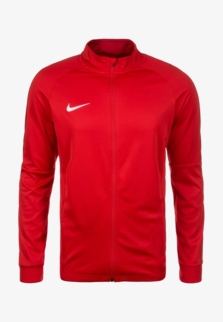 Rode sportieve jas gemaakt van gladde stof met een hoge kraag, volledige rits en wit Nike-logo op de linkerkant van de borst. Lange mouwen en een getailleerd ontwerp.