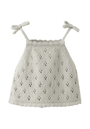 Robe de bébé tricotée gris clair avec petits motifs œillets en forme de losange et bretelles nouées.