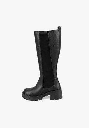 Schwarzer kniehoher Stiefel mit strukturiertem Lederobermaterial, elastischen Seitenteilen und einer massiven Gummisohle mit leichtem Absatz.