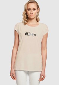 Merchcode TIME TO BLOOM - EXTENDED SHOULDER  - T-shirt z nadrukiem