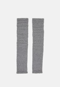 Graue gestrickte Armschoner mit einem gerippten Textur am oberen Ende und einer glatten Oberfläche. Langer, zylindrischer Schnitt, der bis zur Mitte des Unterarms reicht.