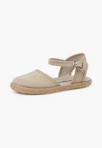 Espadrilles de lien beige de lona con punta redonda, correa para el tobillo y hebilla de metal. Suela de yute con textura trenzada. Diseño sencillo adecuado para un uso casual.