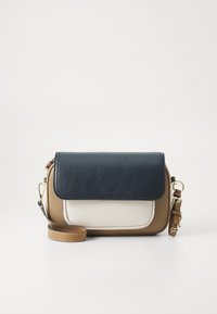 Crossbody-väska i marinblått, krämigt och brunt. Texturerat läder med lockstängning, guldfärgad hårdvara och justerbar rem. Rektangulär form.
