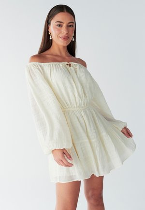 Off-shoulder witte jurk van lichtgewicht textuurstof, met een trekkoord, elastische taille en volumineuze lange mouwen.