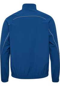 Blå vindjacka med hög krage, elastisk nederkant och vit kontrastsömnad längs axlarna och ärmarna.