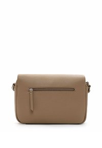 Sac à bandoulière en cuir beige avec une finition texturée, doté d'une poche avant zippée et d'une bandoulière réglable. Forme rectangulaire compacte.