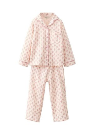 Ensemble de pyjama à motifs roses comprenant un haut à bouton et une poche, accompagné de pantalons assortis. Le tissu est doux avec une texture lisse.