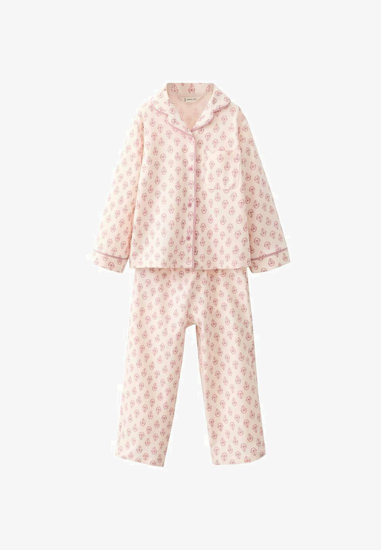 Set de pijama roz cu model, compus dintr-o bluză cu nasturi și un buzunar, alături de pantaloni asortați. Materialul este moale și are o textură netedă.