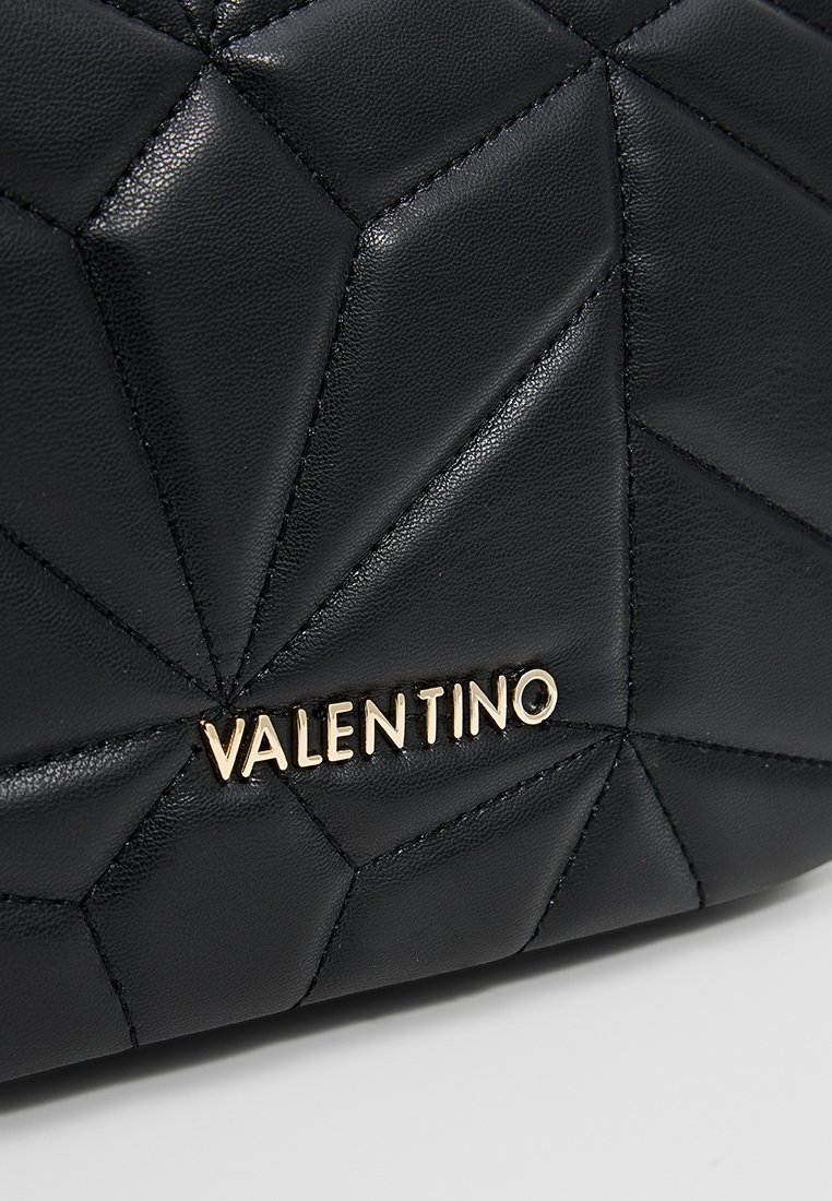 Zwarte leren handtas met een gequilt geometrisch ontwerp, voorzien van een gouden "Valentino" logo, een soepele textuur en scherpe stiksels.