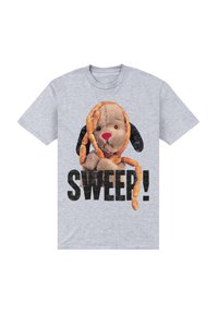 Šedé tričko s potiskem plyšového psa s preclíkem kolem krku a slovy "SWEEP!" vytištěnými tučnými černými písmeny pod ním.