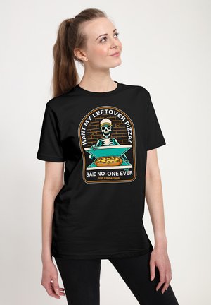 Sort t-shirt med et farverigt grafisk motiv af et skelet med pizza og teksten "VIL DU HAVE MIN RESTER AF PIZZA? SAGDE INGEN NOGENSINDE" på en murstensbaggrund.