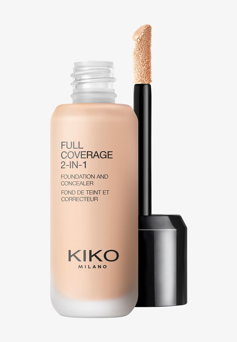 KIKO Milano Full Coverage 2-i-1 foundation og concealer i en frostet glasflaske; blød ferskenfarve med sorte accenter og en doe-foot applikator.