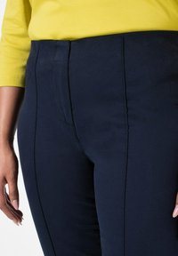 Ulla Popken CIGARETTE PINTUCK ELASTIC WAISTBAND - Housut - dark marine