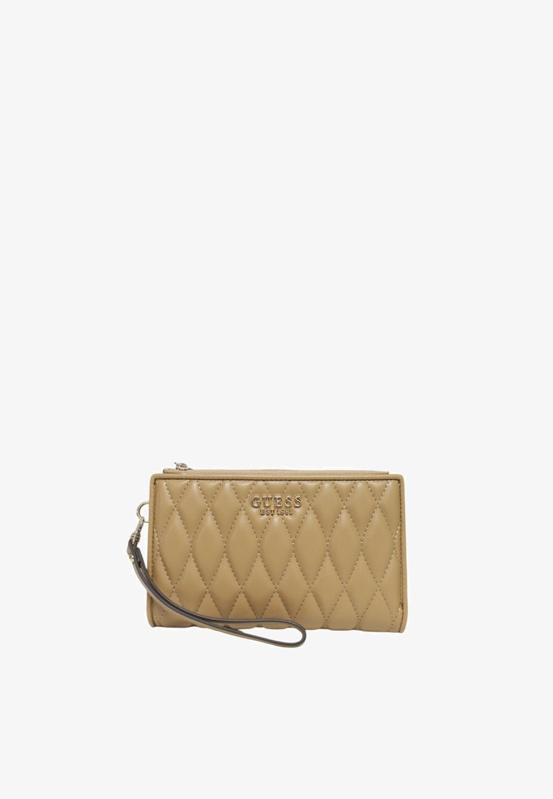 Portafoglio trapuntato color beige con chiusura a zip, dotato di una tracolla e con il logo "GUESS" in rilievo sul davanti. Texture liscia, forma rettangolare.