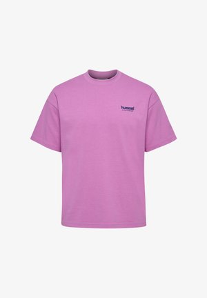 Helle rosa Baumwoll-T-Shirt mit Rundhalsausschnitt und kurzen Ärmeln. Mit kleinem, navy-farbenem "hummel sportswear" Logo auf der Brust.