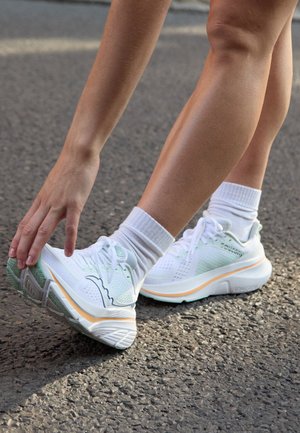 GUIDE 17 - Scarpe da corsa su strada - white/peel