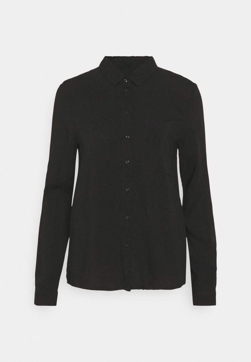 Camicia nera a maniche lunghe con colletto, chiusura frontale con bottoni e taschino a sinistra sul petto. Texture liscia, senza pattern o accenti visibili.