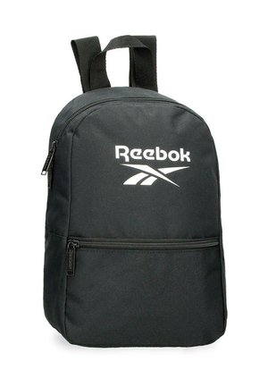 Mochila negra de Reebok con compartimentos con cremallera en la parte superior y frontal, y dos correas de hombro ajustables.