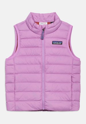 Lilac violeta krāsas bezpiedurkņu bērnu veste ar rāvējslēdzēju priekšpusē un Patagonia logotipu uz krūtīm.