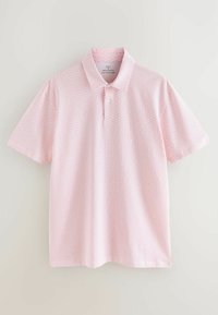 Polo tričko s krátkým rukávem v světle růžové barvě, s jemným geometrickým vzorem, límečkem a jedním knoflíkem na zapínání. Vyrobeno z hladkého materiálu.