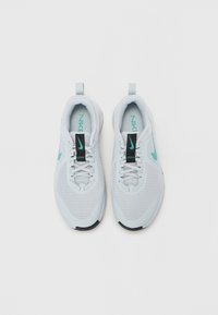 Papuci sportivi gri deschis cu partea superioară din plasă, accent turquoise și talpă neagră. Au șireturi și un tab pentru călcâi pentru a fi ușor de încălțat.