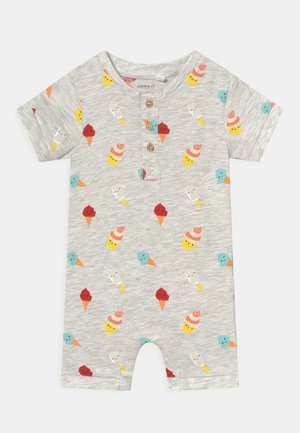 Combinaison courte pour bébé de couleur gris clair avec des boutons en bois et des imprimés colorés de cônes de glace et de sucettes glacées souriantes.