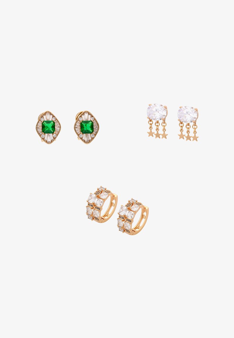 Drie paar gouden oorbellen: vierkante smaragd met diamanten accenten, ovale heldere stenen met hangende stervormige hangers, en dubbelrij heldere steencreolen.